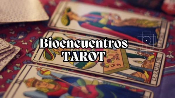 Cartas de tarot francés sobre una tela roja, para BioEncuentros Tarot