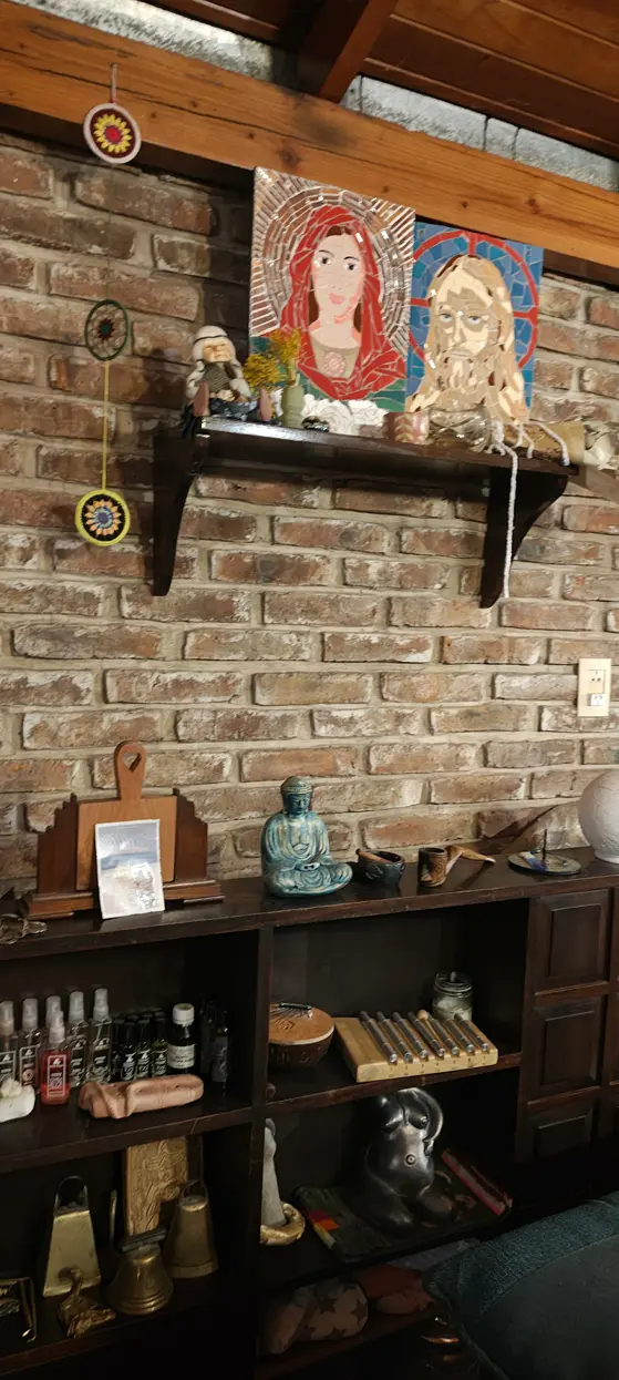 Estantes con objetos, instrumentos y obras de arte