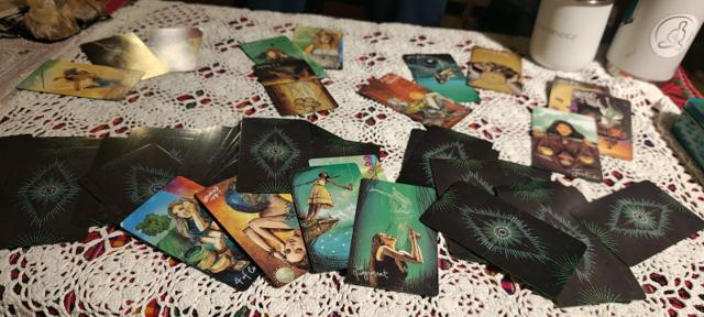 Cartas de tarot desplegadas sobre un mantel tejido al crochet